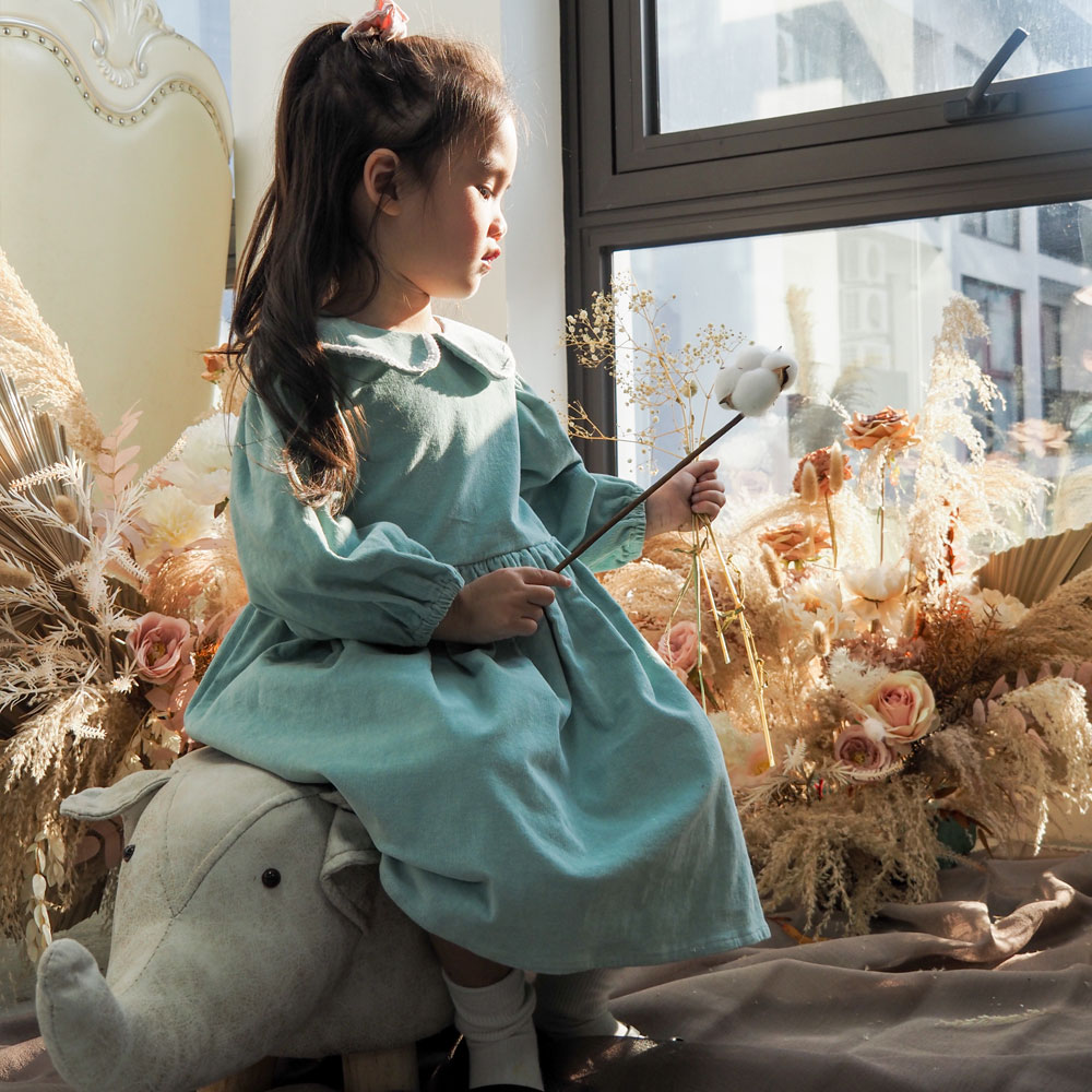 Váy em bé nhung xanh chất liệu 100% cotton thoáng mát, có phối ren tinh tế, dễ thương