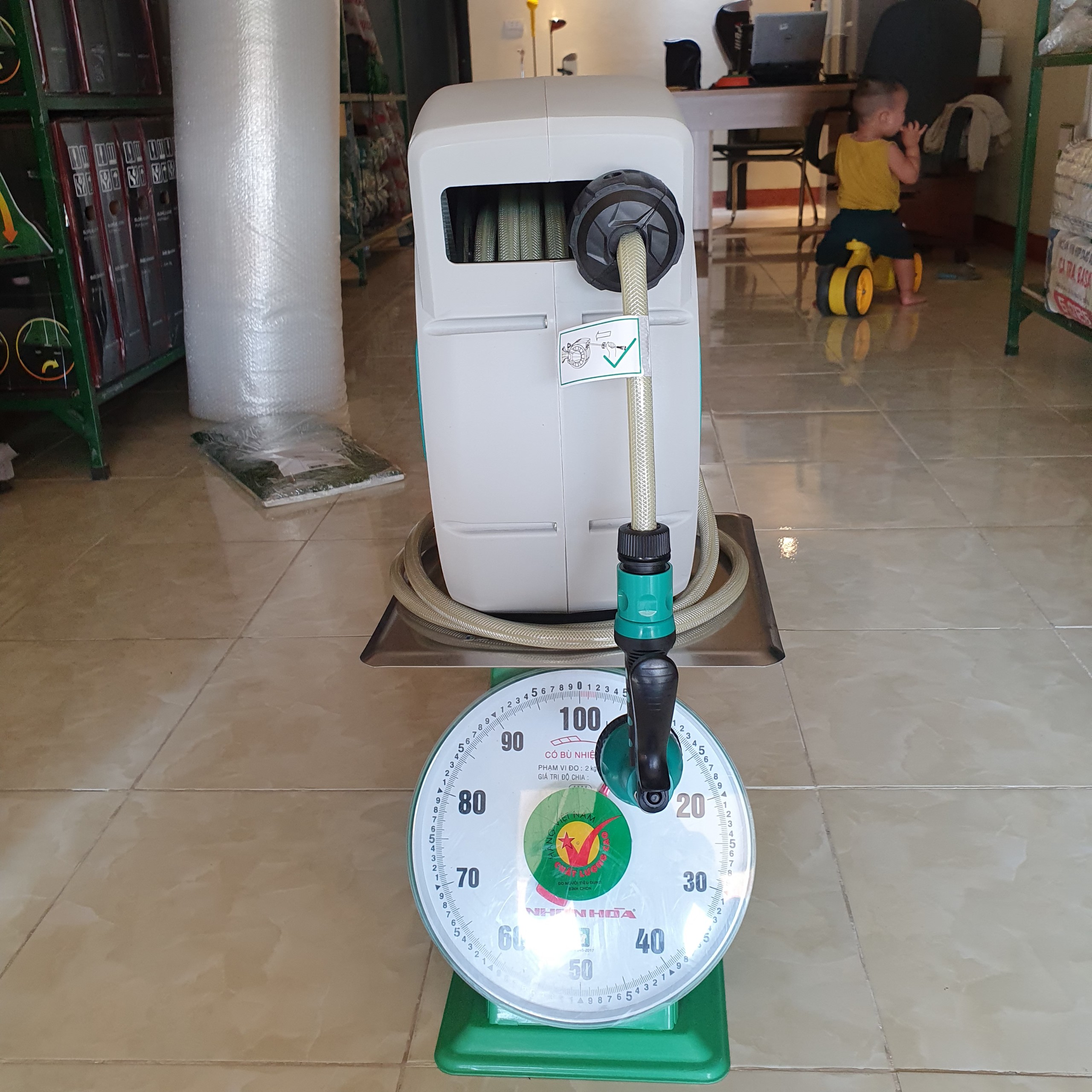 BỘ VÒI TƯỚI TỰ ĐỘNG THU DÂY -20m: Kèm đầu phun 7 cấp, tiện dụng & bền bỉ.Sang trọng - Bền Bỉ - Hiệu quả tối ưu.Tặng kèm đầu phun 9 cấp độ. Số lượng có hạn