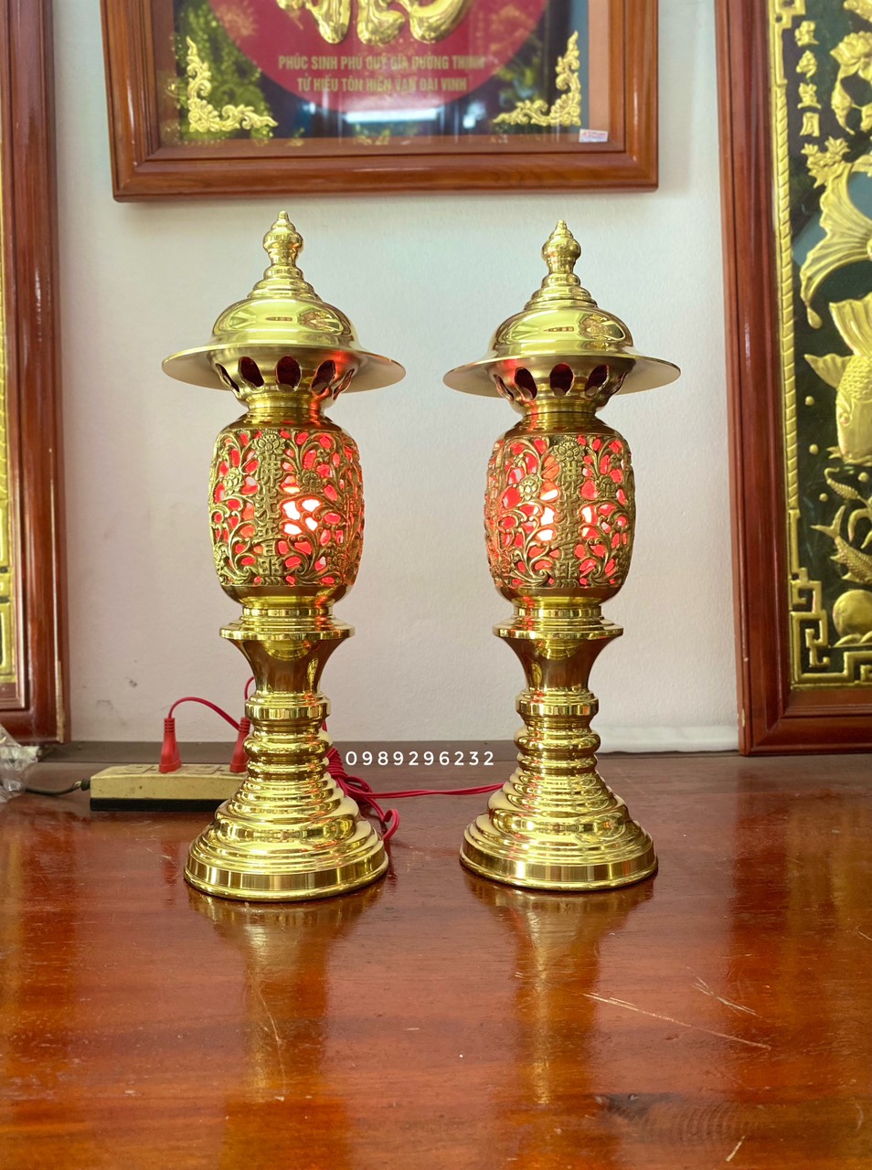 Đôi đèn thờ điện bằng đồng vàng cao 40cm