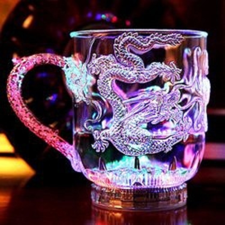 Ly phát sáng khi rót nước đèn nhiều màu