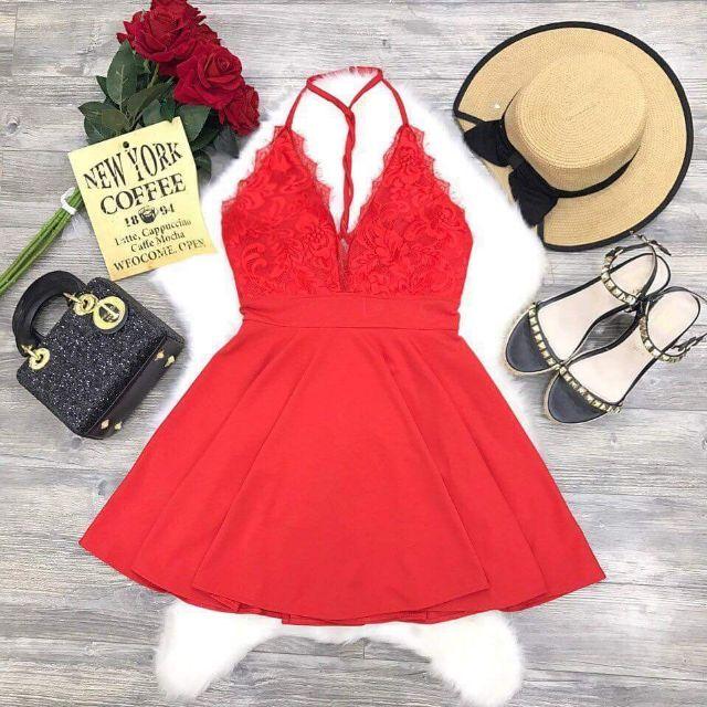 Đầm xòe cổ yếm xẻ ngực
