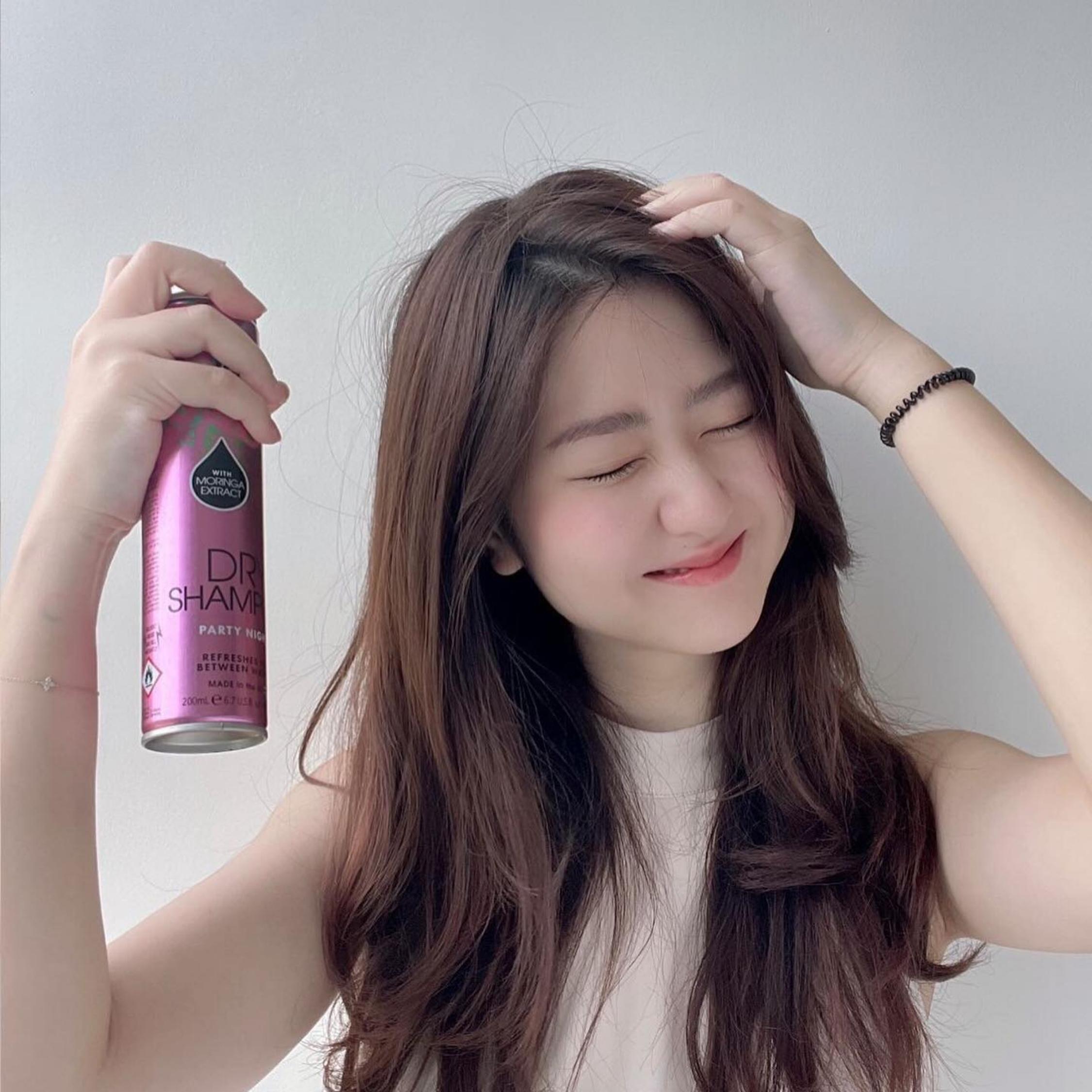 Dầu Gội Khô Girlz Only Xịt Tóc Gội Đầu Khô Dry Shampoo (Hồng) Không Bết Sạch Dầu Bồng Bềnh 200ml/Chai