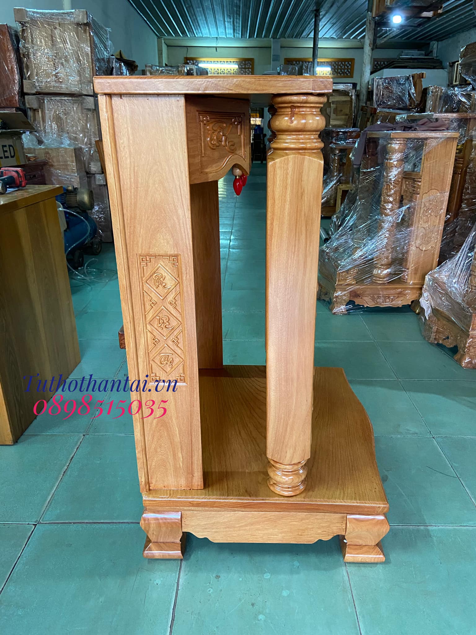 Bàn thờ thần tài cột vuông khắc chữ 68 x 107cm