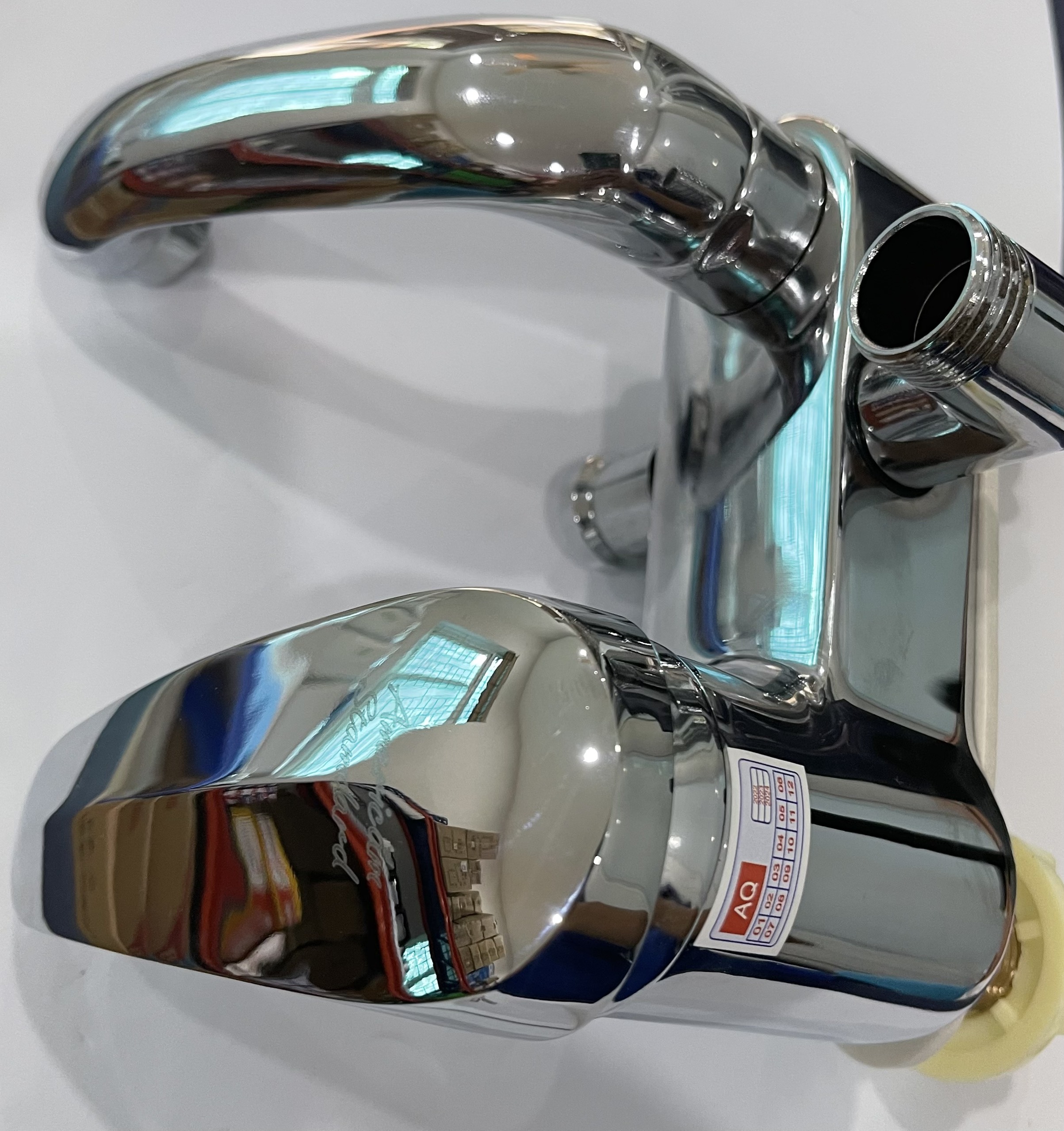 Sen vòi liền chậu Lavabo nóng lạnh. Vật liệu bằng đồng mạ chrome bóng. Bền, đẹp sang trọng. Phù hợp với mọi không loại chậu rửa, không gian. SLCĐA02