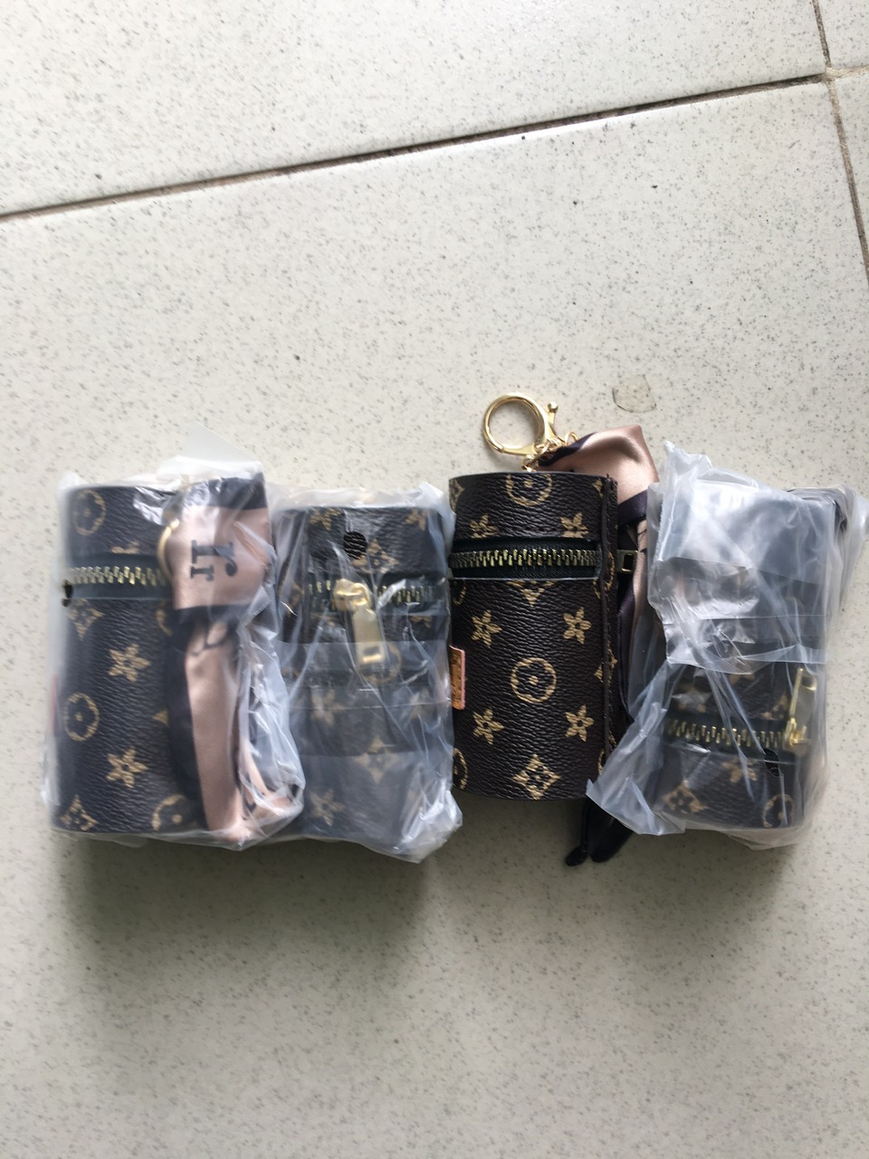 Móc khóa cỡ lớn vừa là túi đựng mini có dây kéo bằng da PU ,thiết kế thời trang trẻ trung hiện đại , sang trọng , đẹp, độc lạ thích hợp cho cả nam và nữ có thể làm quà tặng xinh xắn