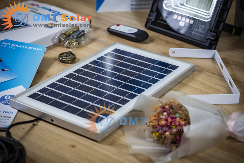 Đèn pha năng lượng mặt trời 25W JD-8525L - Chính hãng