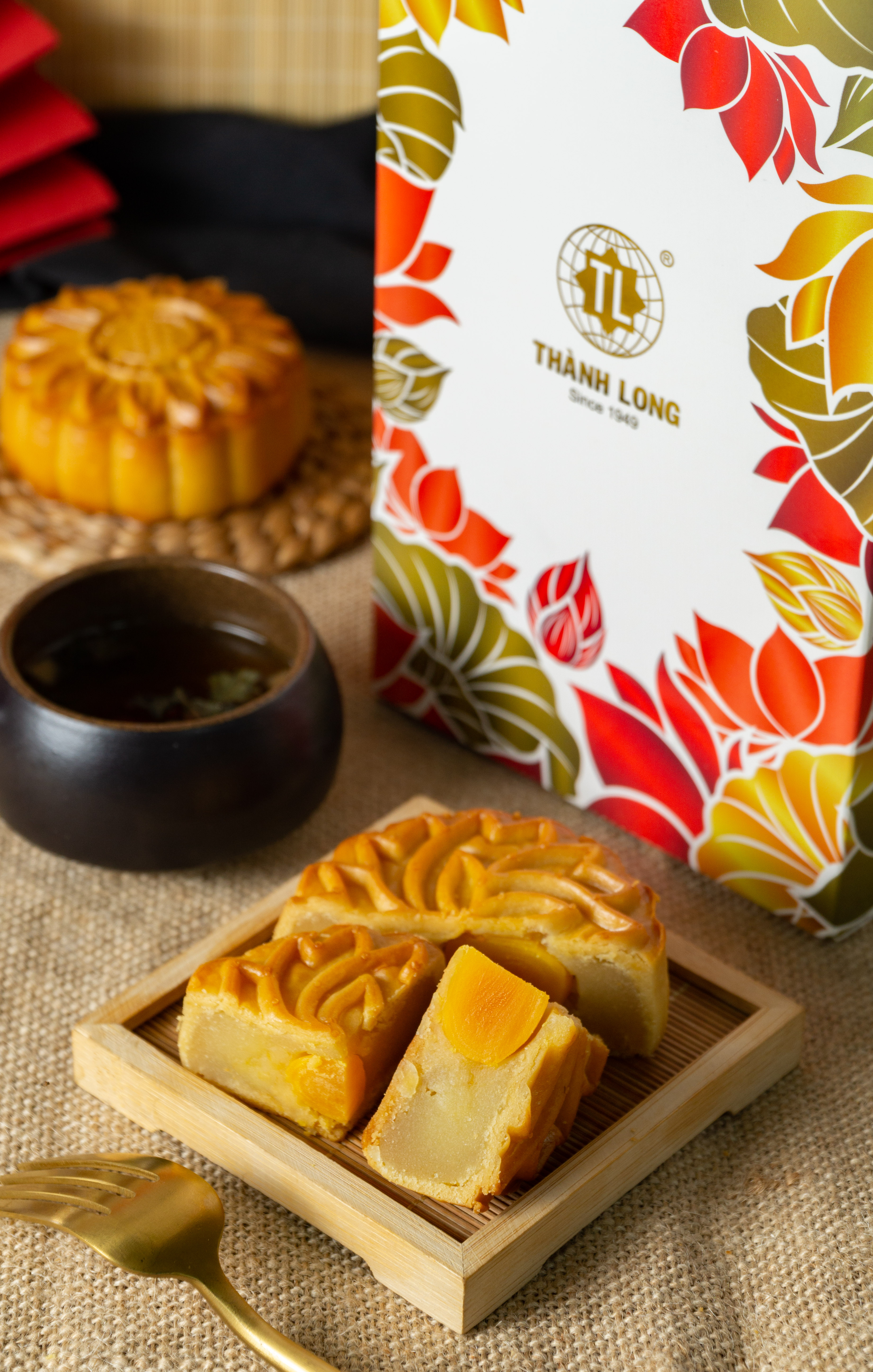 Hộp Bánh Trung Thu 2 bánh 1 trứng 150g - COMBO SUPER A3 - Thành Long (300g) - VIỆT NAM