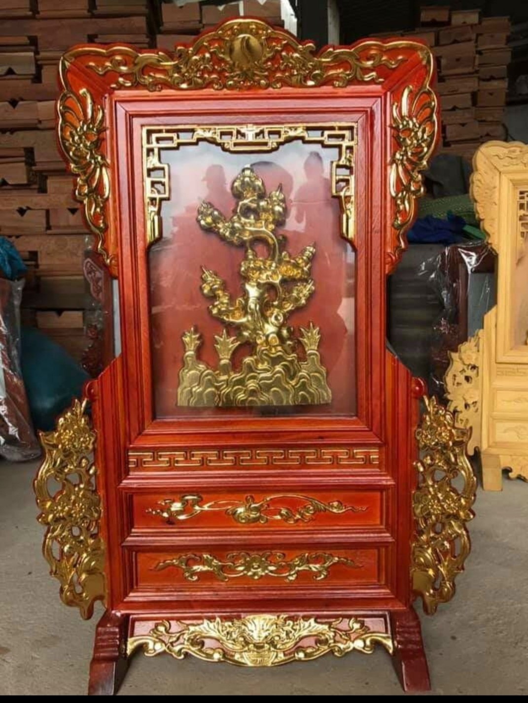 Giá gương thờ trạm khắc cây tùng bằng gỗ mít và sơn son dát vàng cao cấp kt cao 74×48×18cm