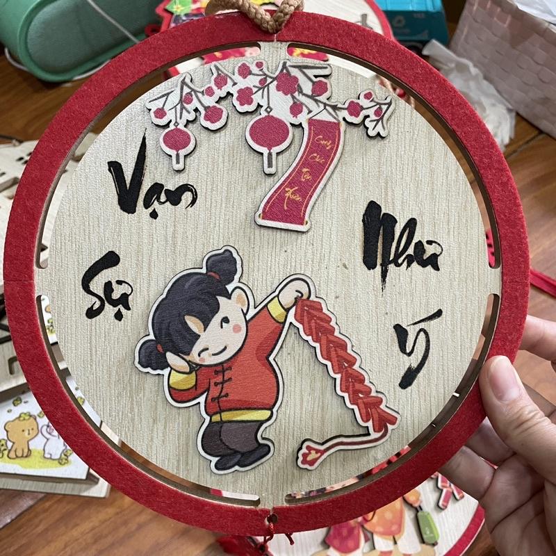 Tranh gỗ trang trí tết Vạn sự như ý em bé cầm hoa chúc mừng năm mới