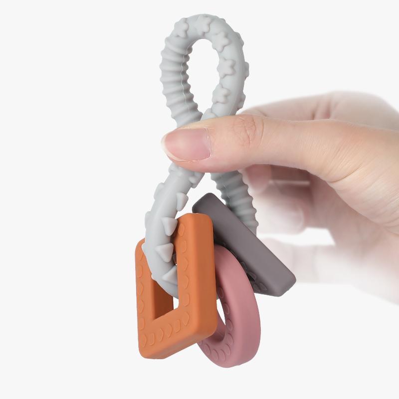 Gặm nướu silicone hình xúc xắc Haakaa. Không chứa BPA, PVC và phthalate. Hỗ trợ quá trình mọc răng của bé, thích hợp cho bé từ 6 tháng tuổi