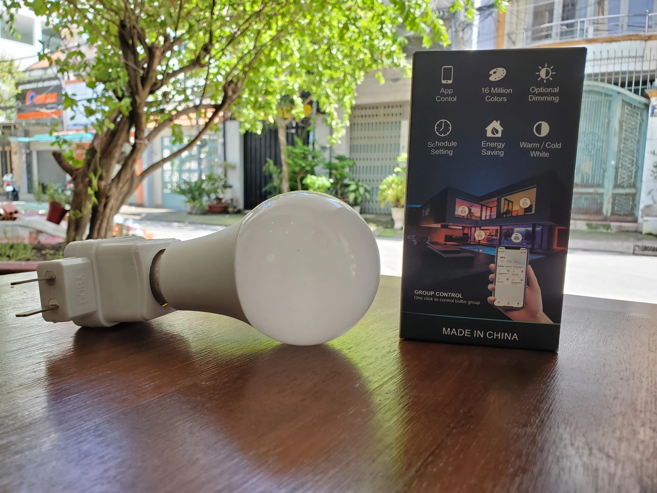 Đèn led đa năng MTMAX MT10A 16 triệu màu sắc quay tiktok giá rẻ đổi màu bằng điều khiển tặng kèm đui đèn