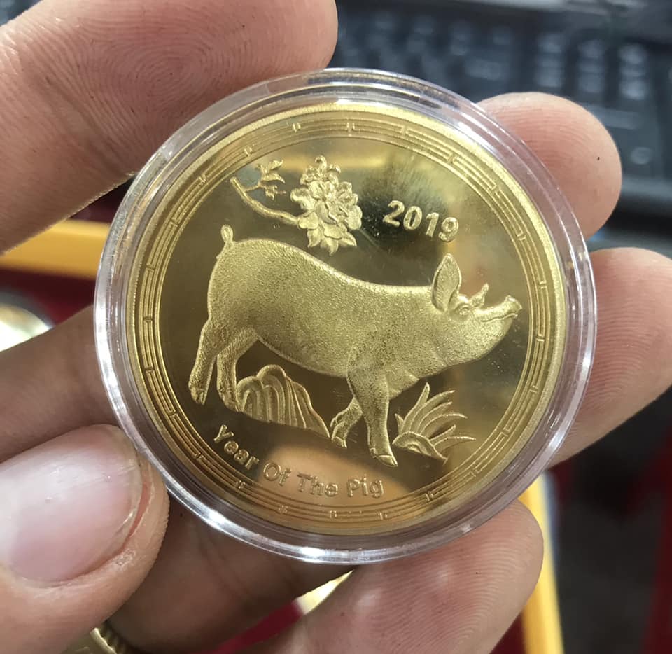 Đồng xu con Heo kỷ niệm tuổi Hơi mạ vàng của Úc, kèm hộp đựng