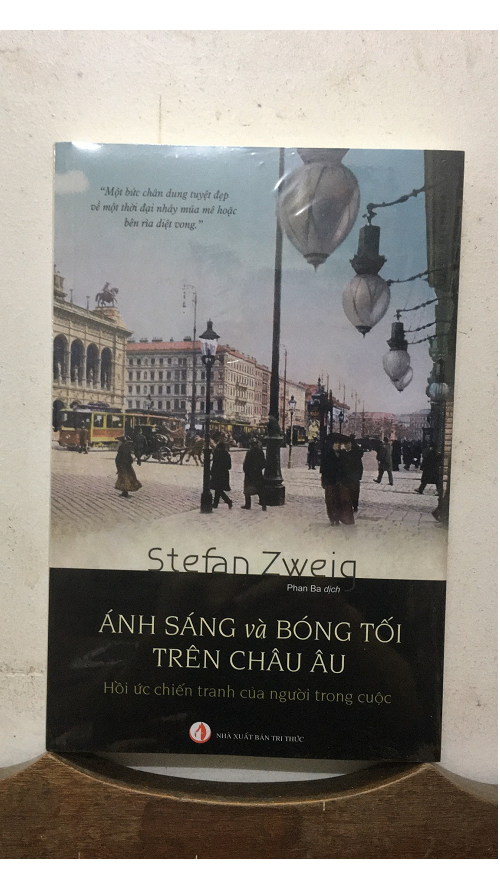 Sách - Ánh sáng và bóng tối trên bầu trờ châu Âu