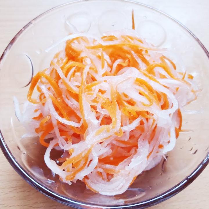 Củ cải & cà rốt bào khay 100g