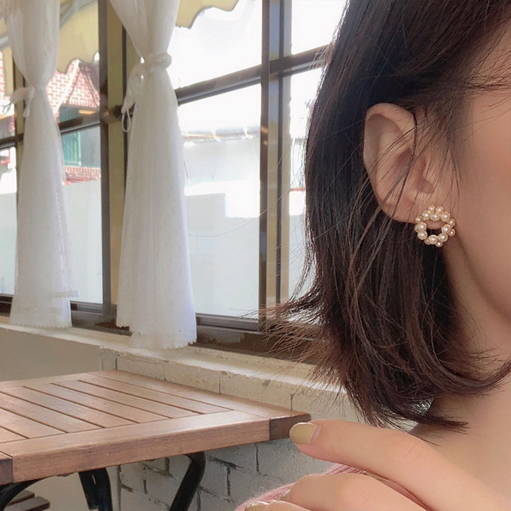 Khuyên tai tròn đính ngọc trai nhân tạo sang chảnh