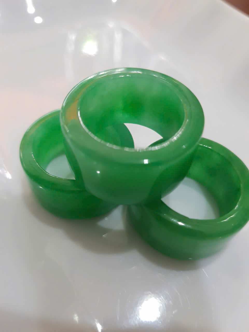 Nhẫn Càn Long Nam Xanh Ngọc Đẹp Ni nhỏ 18mm x bản vuông cao 13mm x dầy 4mm Chất liệu Đá Cẩm Thạch Tự nhiên màu Xanh Hy Vọng sáng bóng Tươi quá đẹp chuẩn Hợp Nam mệnh Mộc Mệnh Hỏa đeo Ni18mm lọt lòng ngón giữa ngón trỏ ạ