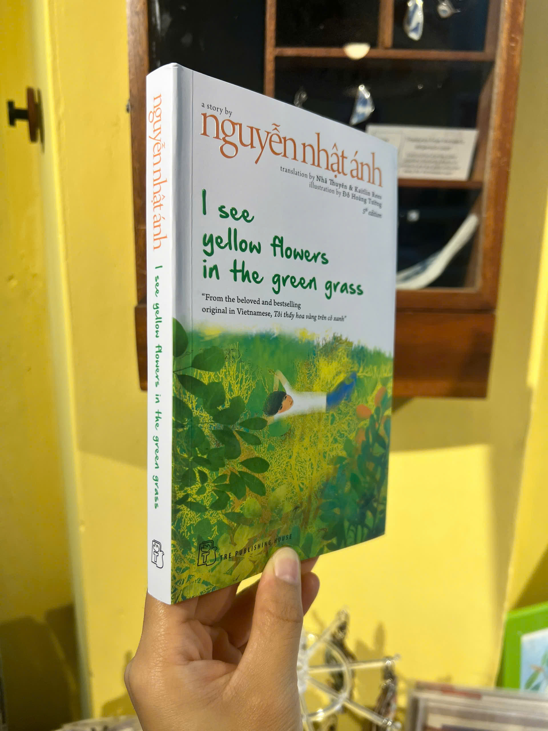 Sách - I See Yellow Flowers In The Green Grass by Nguyễn Nhật Ánh (Tôi thấy hoa vàng trên cỏ xanh)