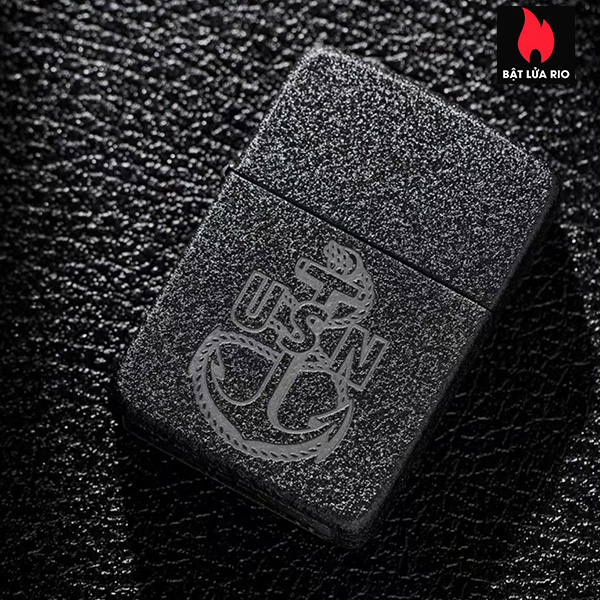 Bật Lửa Zippo 49318 – Zippo U.S. Navy Replica Black Crackle