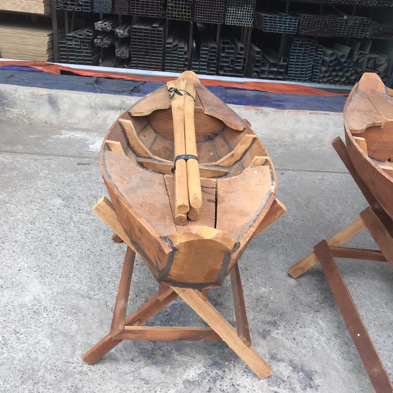 Xuồng ba lá nam bộ trang trí quán ,thuyền gỗ đựng hải sản ,thuyền đựng trái cây trang trí cho quán mang phong cách nam bộ