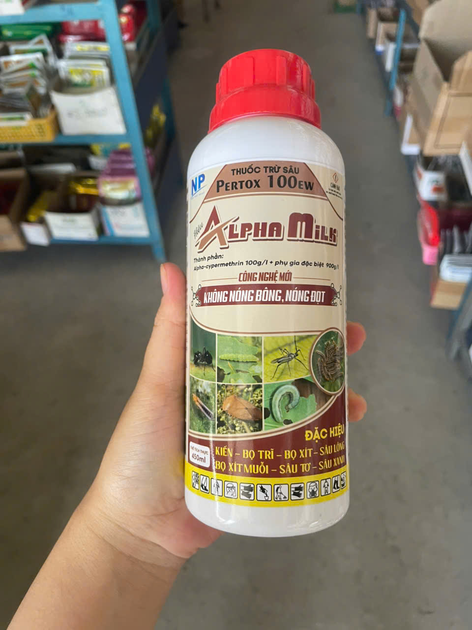 Thuốc trừ sâu đặc trị bọ trĩ, bọ xít muỗi, sâu xanh, sâu tơ và rệp sáp Pertox 100EW (Alpha milk) 450ml