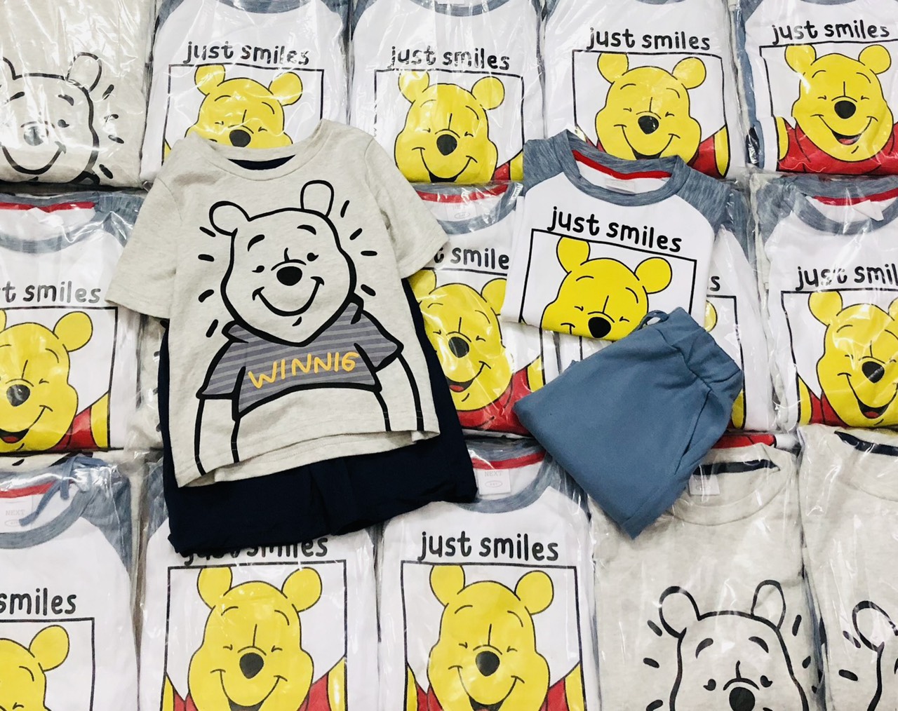 Set 2 bộ Pooh Next cho bé trai rất đẹp, chất cotton mềm mịn mặc rất thích. Hình in sắc nét, Size : 2-8 tuổi