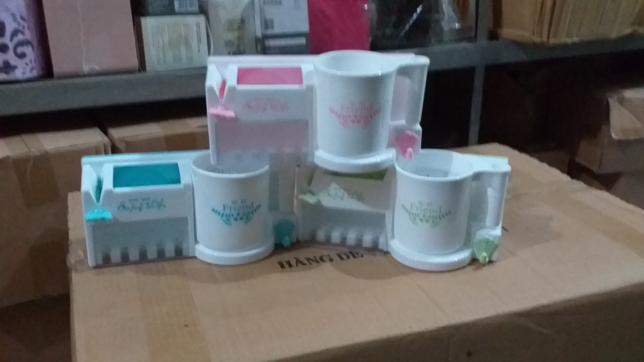 Cắm bàn chải có khe nặn kem đánh răng siêu tiện lợi 116