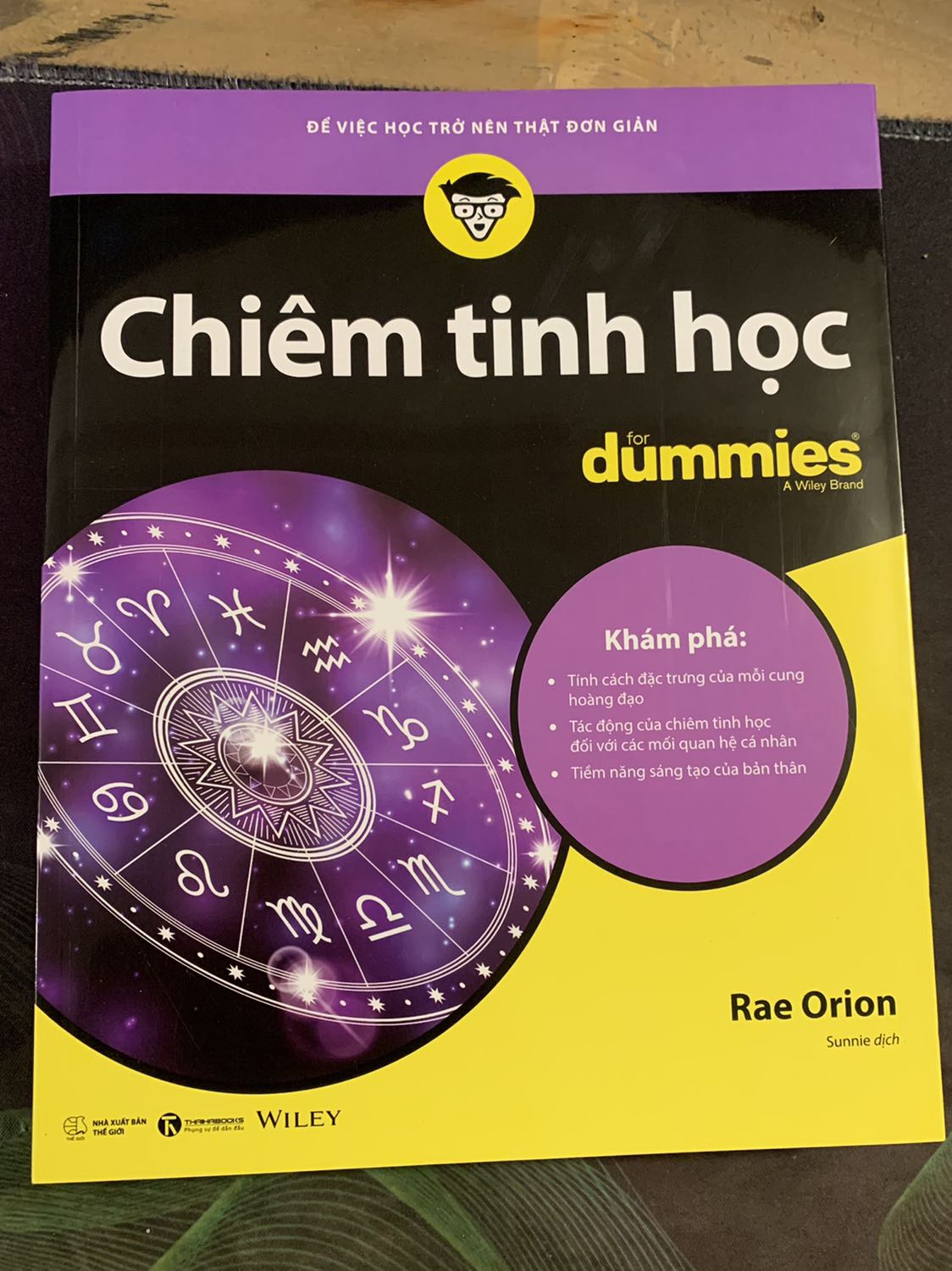 Combo 2 Cuốn Sách Về Chiêm Tinh Học: Chiêm Tinh Học - Vận Dụng Trí Tuệ Về Các Vì Sao Vào Đời Sống + Chiêm Tinh Học For Dummies (Tặng Kèm Bookmark Bamboo Books)