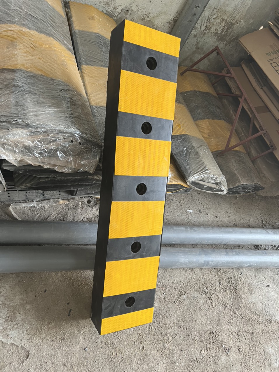 Cục cao su chống va đập 10x20x100cm dùng cho khu vực lên xuống hàng hóa