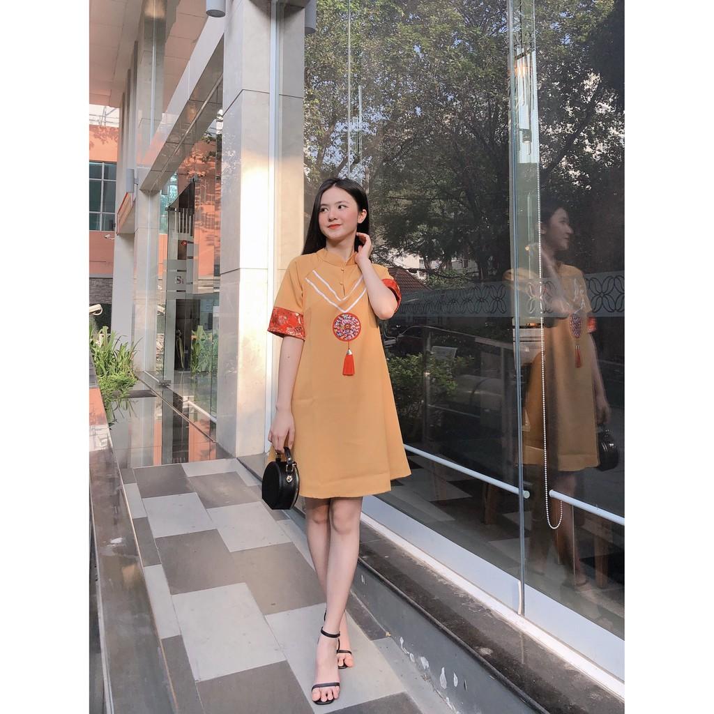ĐẦM GẤM TẾT ĐỎ CỔ TÀU PHỐI TAY GẤM PHỐI VIỀN TRẮNG NGỰC GẤM TRÒN DÁNG XÒE