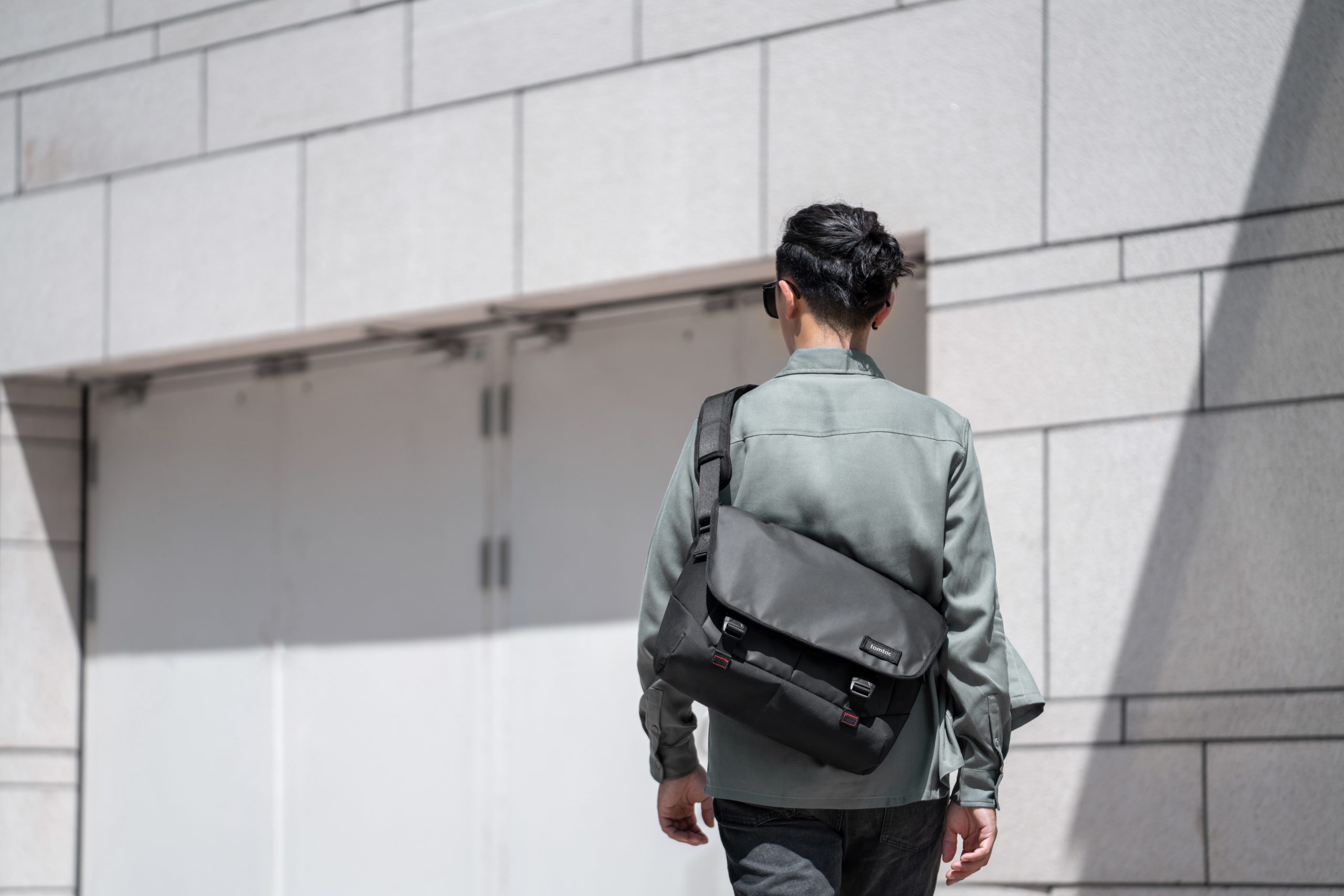 Túi Đeo Vai Tomtoc Premium Messenger Bag Commuting & Travel - H52