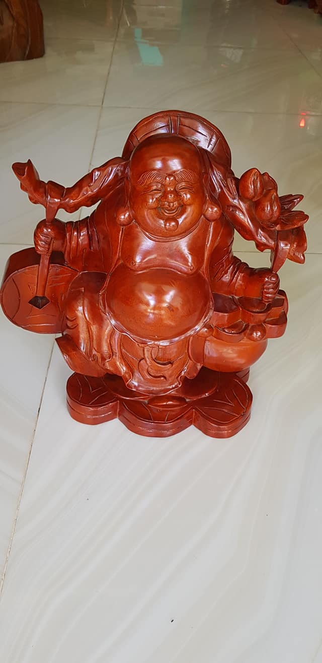 Tượng Phật Di Lặc Gỗ Đứng Tượng Phật Di Lặc Gỗ Đứng Gánh Tiền Size Cao 39cm x Ngang 39cm x Sâu 16cm Anh chị trưng: trong nhà, công ty, cửa hàng, trên bàn thờ Thần Tài tốt, may mắn tài lộc ạ