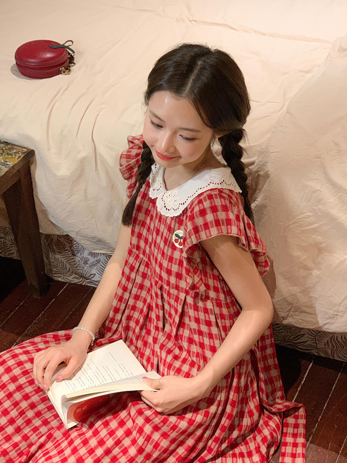 CHENGRUI Vintage búp bê cổ cherry thêu đầm mùa hè 2023 lỏng lẻo ngọt ngào thiết kế cảm giác váy sọc đỏ