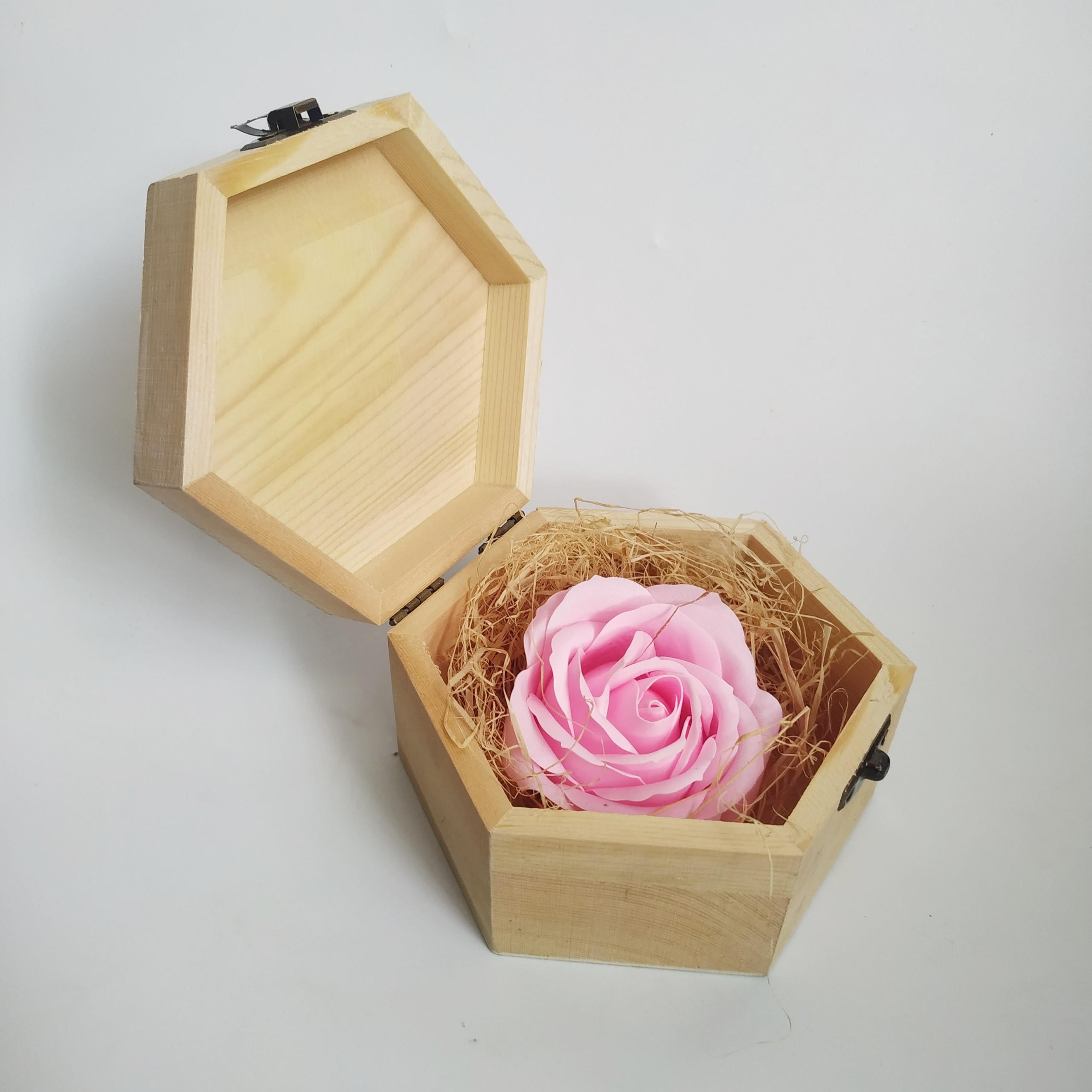 Hộp quà gỗ lục giác một bông hồng sáp siêu dễ thương - mẫu ngẫu nhiên