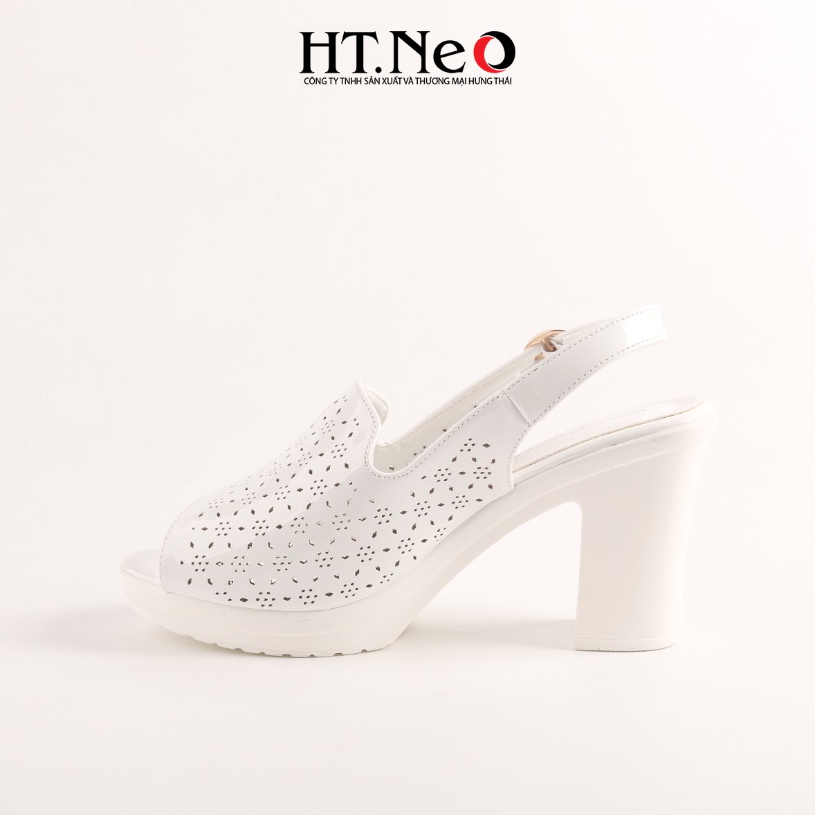 Sandal hở mũi, mũi vuông 8,5 p, được thiết kế với hoạ tiết hoa lỗ, đi êm chân, thoải mái SDN227