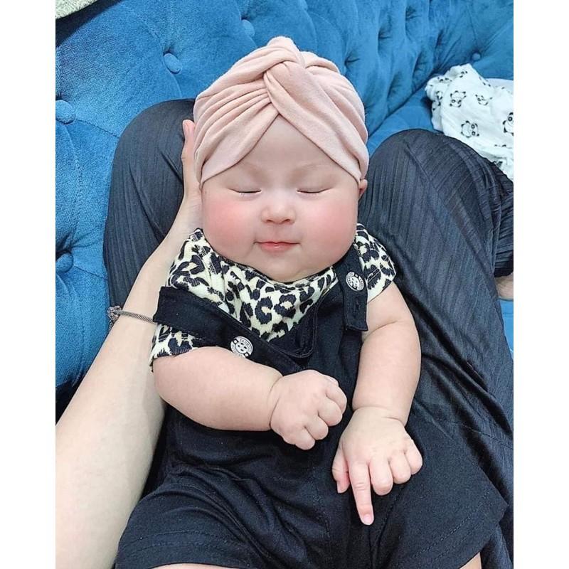 Turban màu kem xinh xắn