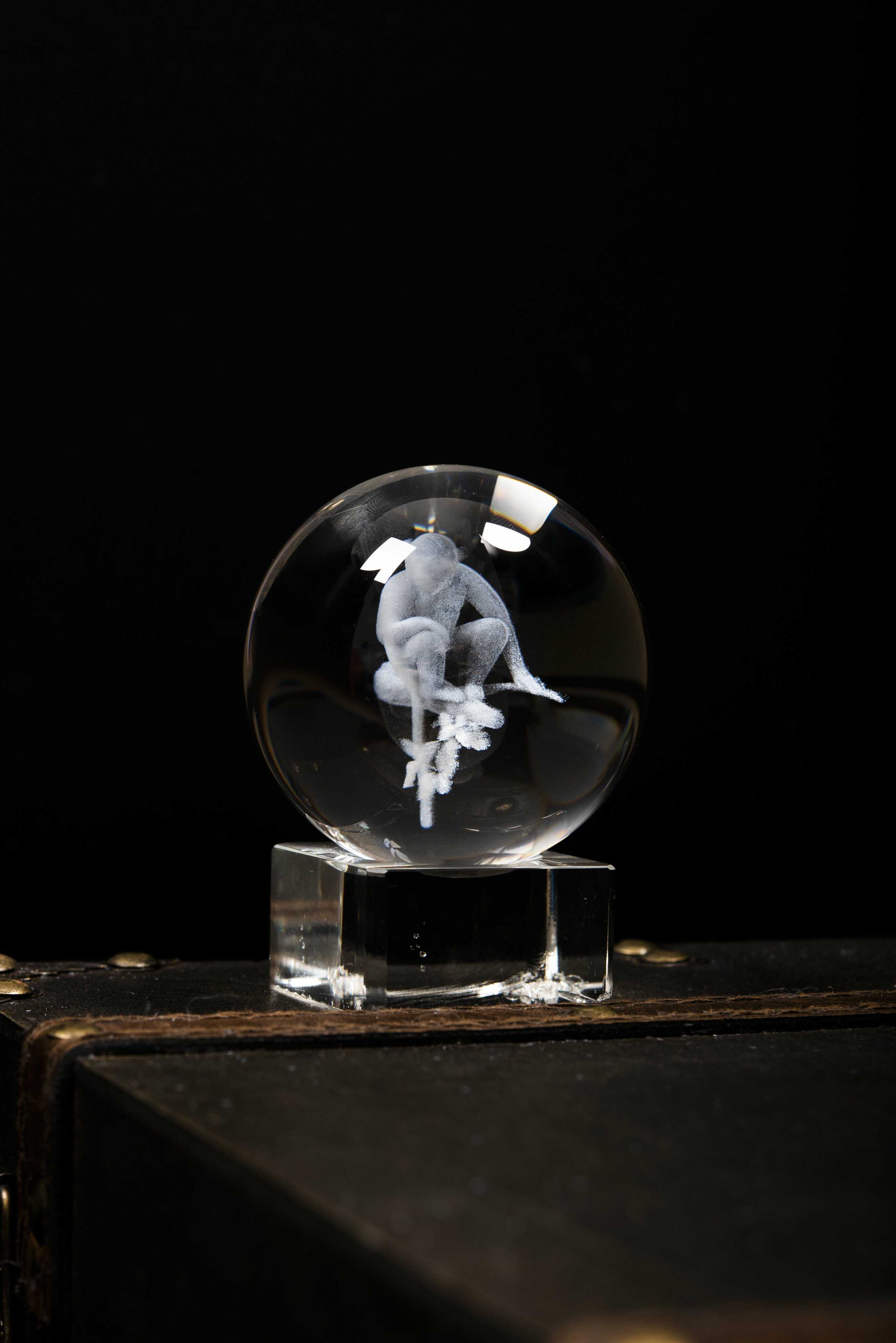 Quả pha lê khắc 3D con Khỉ tặng kèm đế pha lê sang trọng