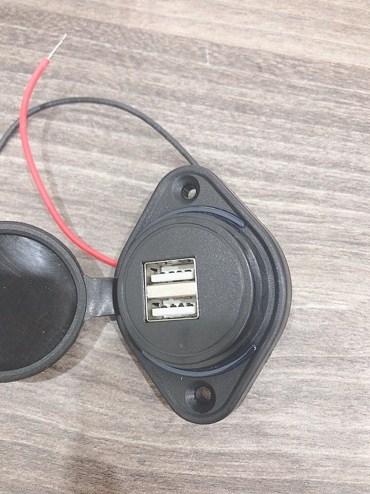 Sạc 2 cổng USB có LED loại dẹp nắp cao su 12V~24V
