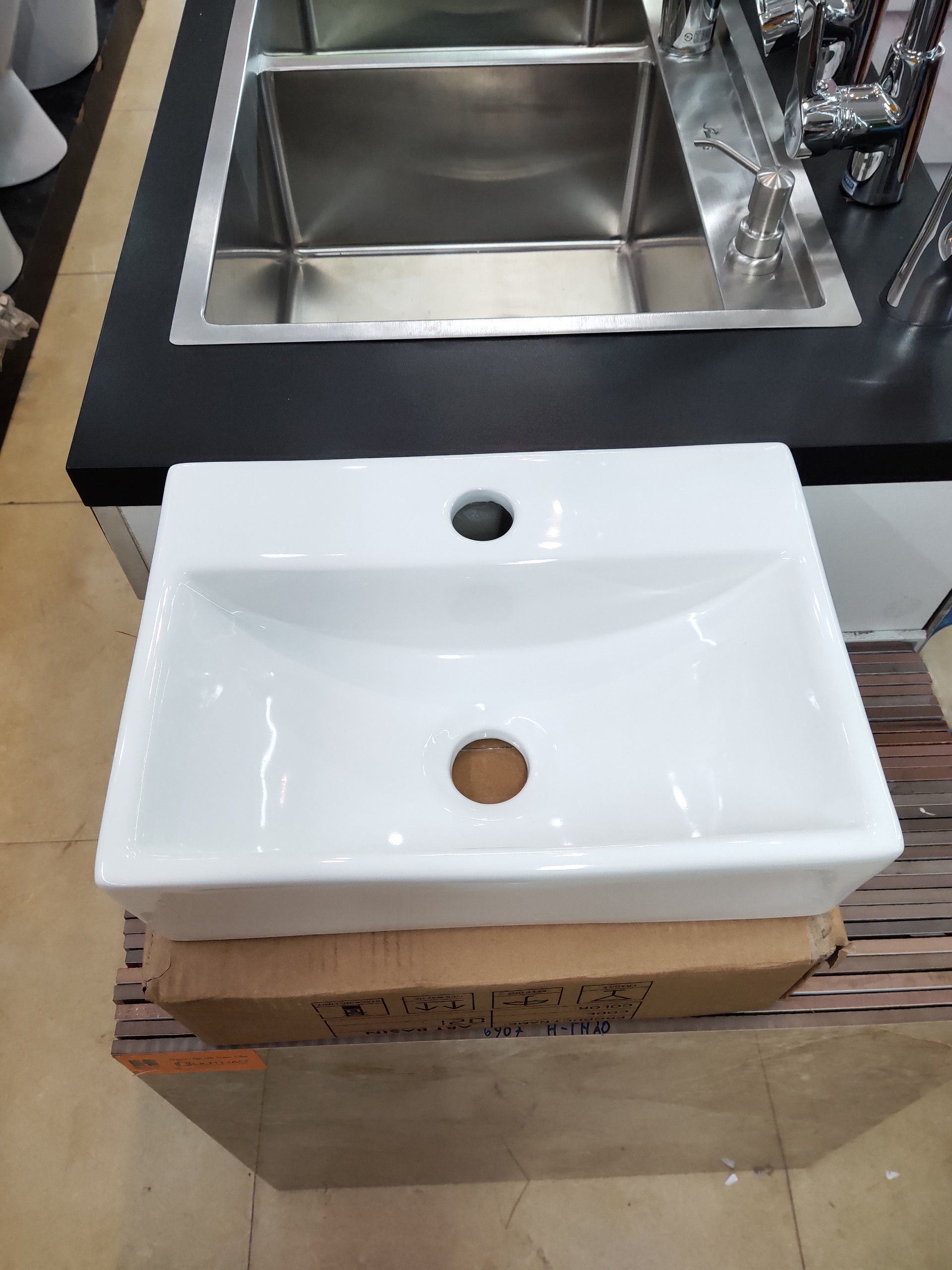CHẬU LAVABO TREO TƯỜNG HÌNH CHỮ NHẬT HT3040 NHỎ GỌN