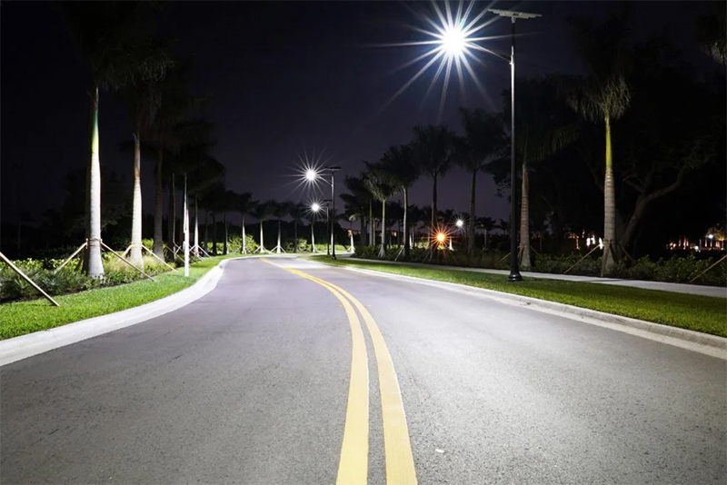 Đèn Đường Cao Áp Năng Lượng Mặt Trời SUNTEK SP-S30 Solar Street Light - Chip Led Nhập Khẩu Siêu Sáng, Hoạt động 22 giờ liên tục, Tự động Bật/Tắt, Chống Nước/Bụi/Sét