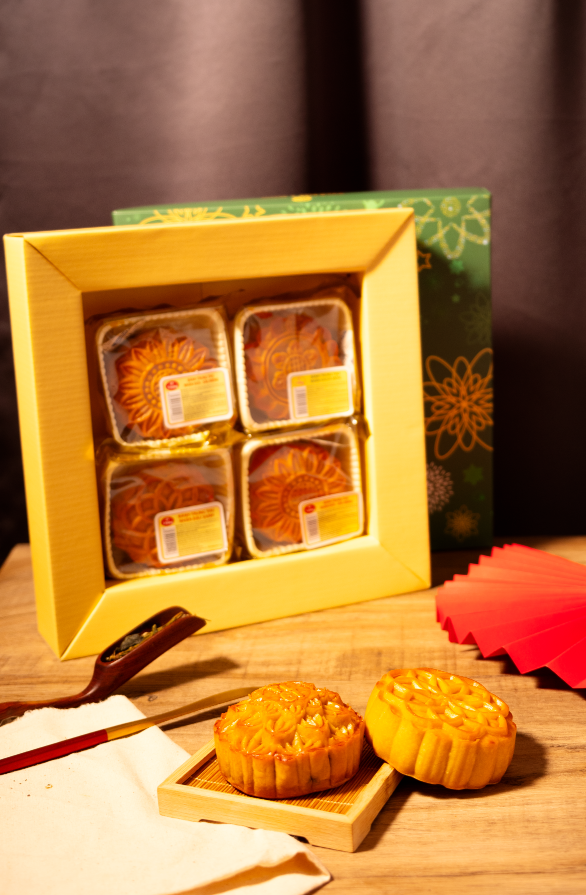 Hộp Bánh Trung Thu 4 bánh 1 trứng 150g - COMBO SUPER A8 - Thành Long - (600g) - VIỆT NAM