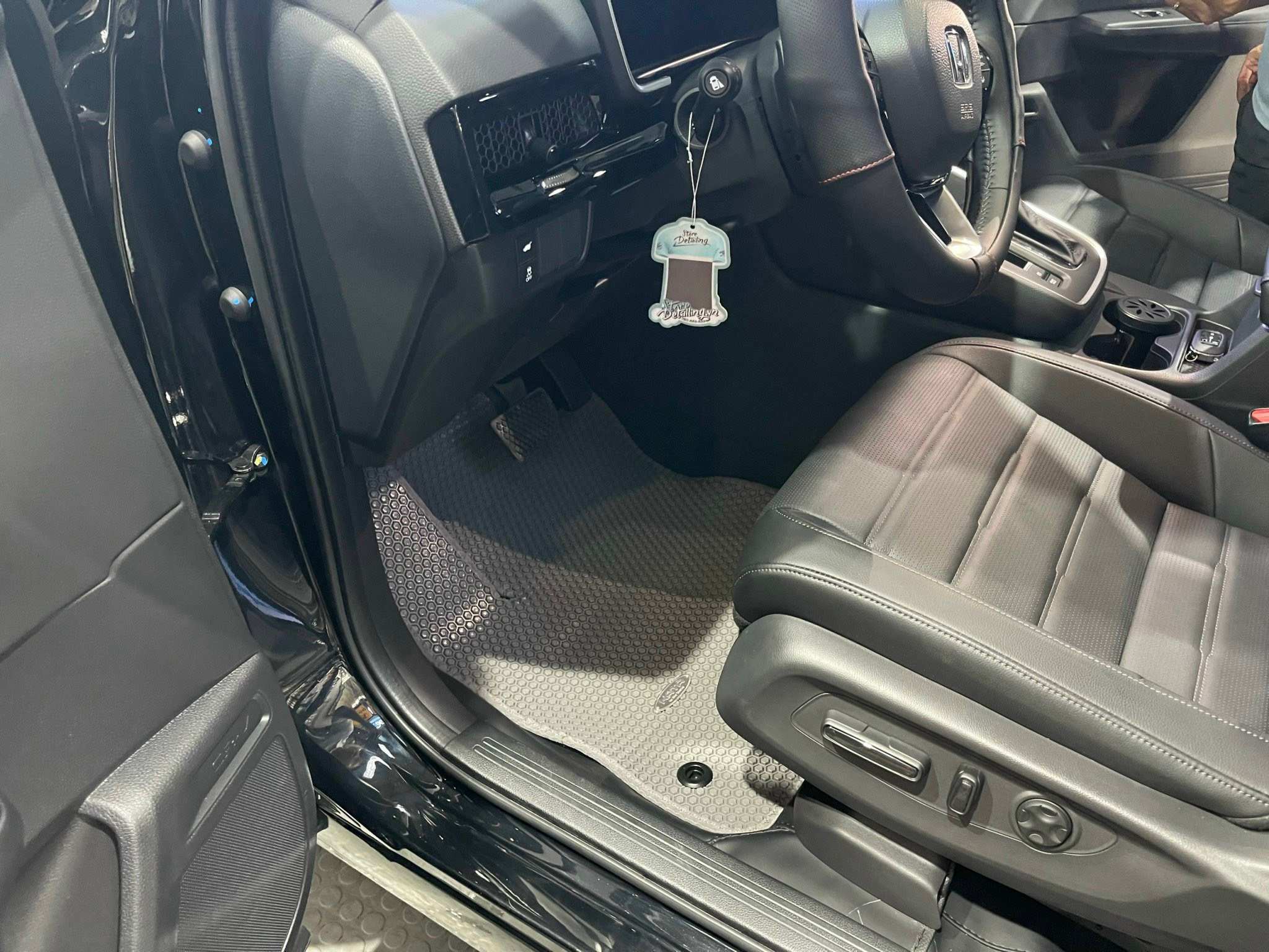 Thảm lót sàn KATA cho xe Honda CRV 2024 (bản 5 chỗ) - Hàng chính hãng không mùi, chống thấm, không ẩm mốc