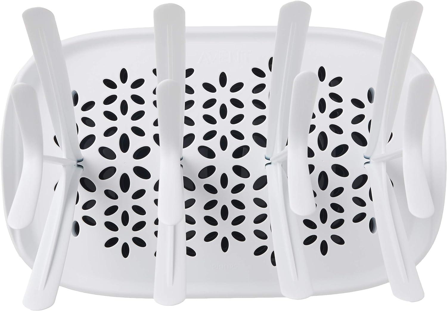 Kệ thiết kế đen trắng để đặt bình sữa cho bé