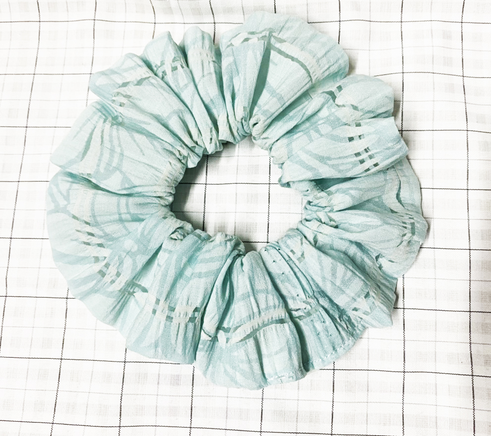 Dây cột tóc scrunchies xanh hoa văn size trung