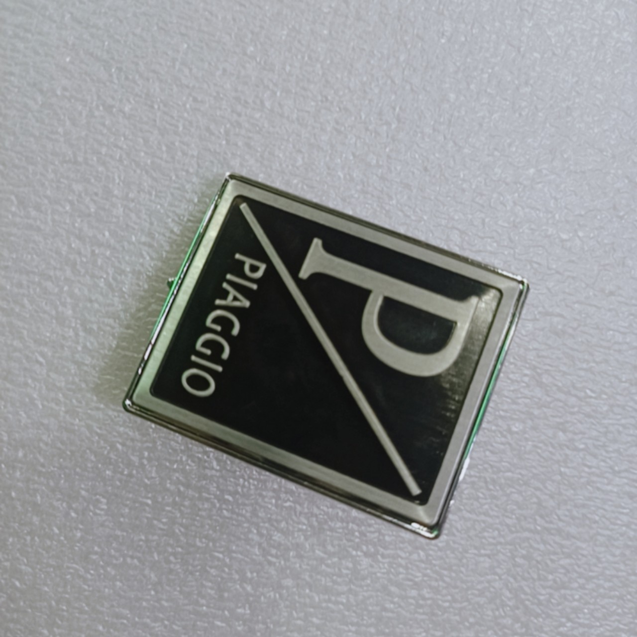 Logo dành cho xe Piaggio - Chữ P trắng nền đen - 8829z.