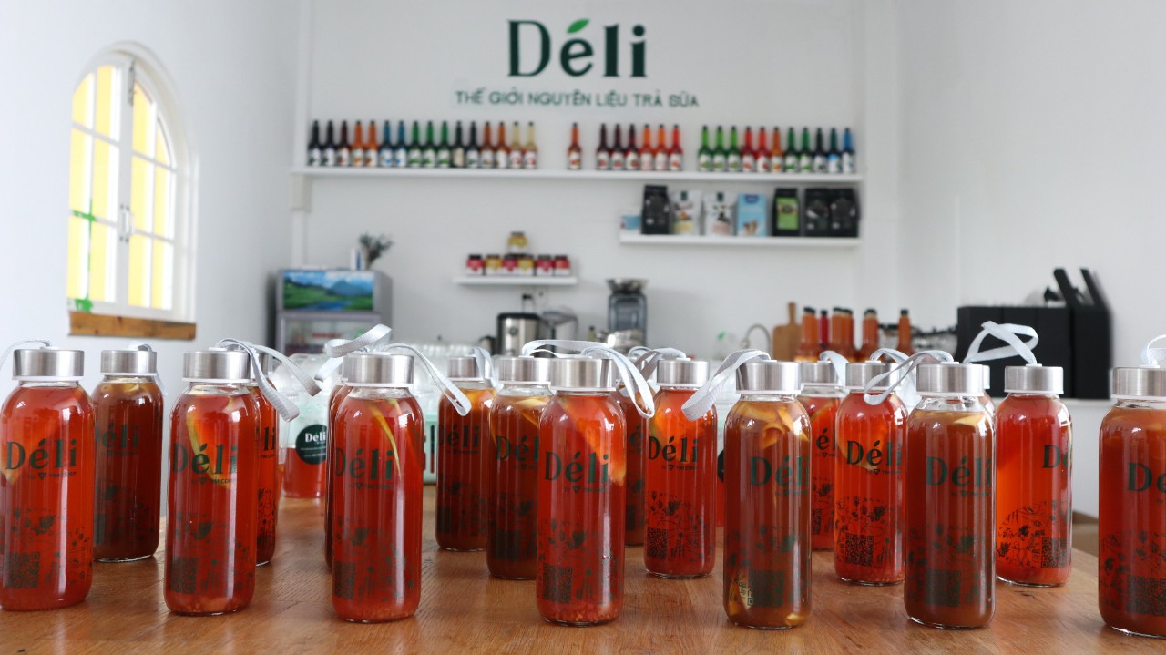 Siro dâu Déli chai 1lit, HSD: 12 tháng Nguyên liệu pha chế trà trái cây, soda,...