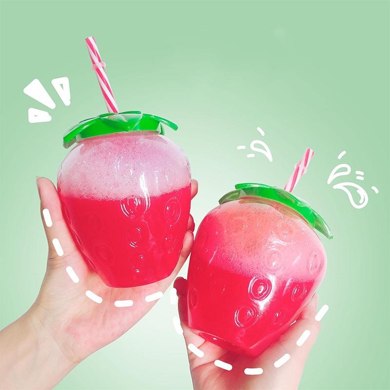 Bình đựng nước nhựa hình quả dâu tây xinh xắn tặng kèm ống hút và móc khóa