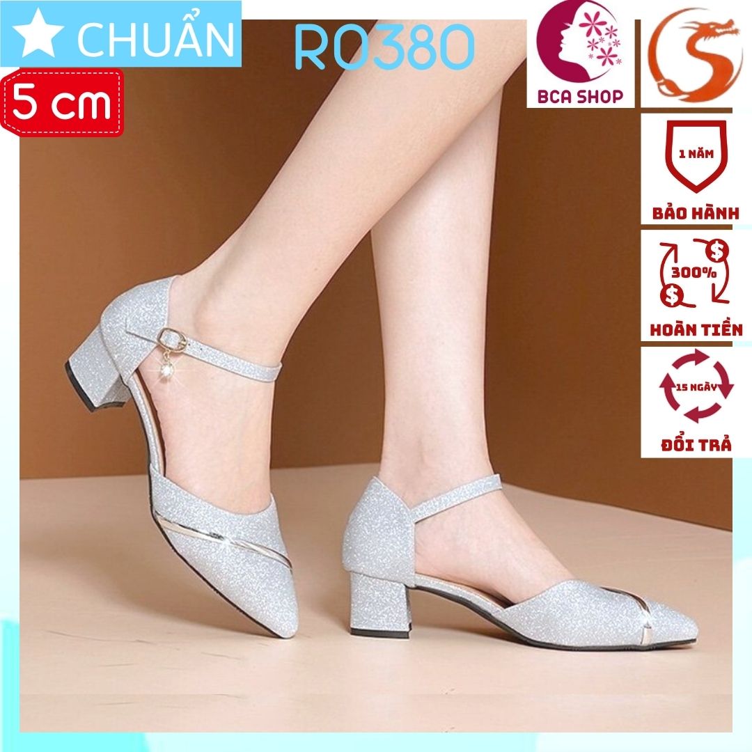 Giày cao gót màu bạc 5p RO380 ROSATA tại BCASHOP gót vuông, quai cài, toàn bề mặt giày lấp lánh sang trọng, thanh lịch