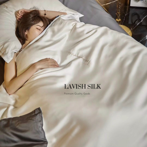 Trọn Bộ Ga Gối Lụa Kèm Chăn Sẵn Ruột + Tặng Bộ Quà Tặng Lavish Silk Cao Cấp - Trắng Mix Xám Đậm