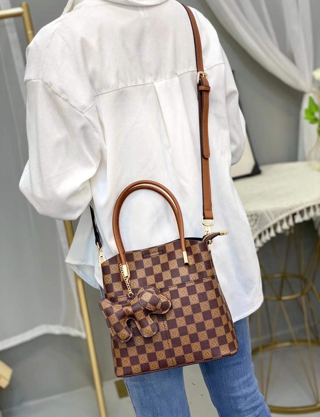Túi xách da nữ size A5 kèm dây đeo chéo họa tiết monogram dập vân nổi thời trang công sở 6860
