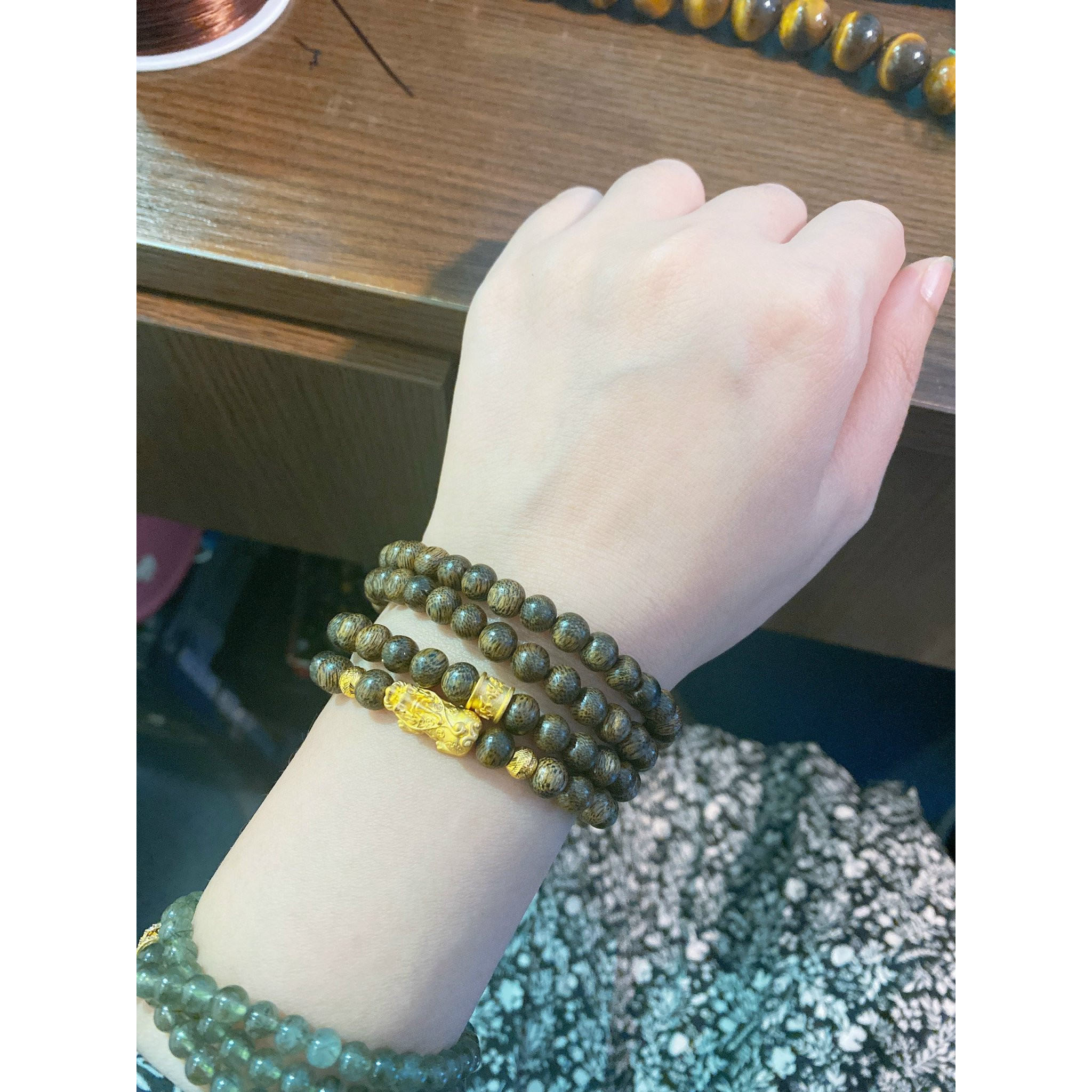 Chuối Trầm Mix Charm Tỳ Hưu, Bi, Trụ Bình An Vàng 24K
